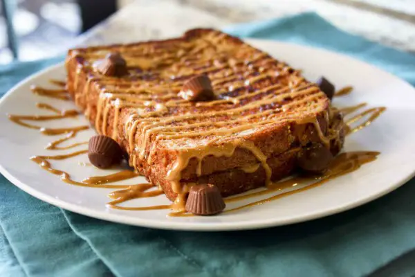 Breakfast Ideas for Weight Loss - Whole Grain Bread Toast with Peanut Butter
